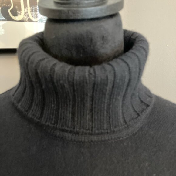 Kinross Large black cashmere turtleneck with banded collar and‎ cuffs - Picture 2 of 5